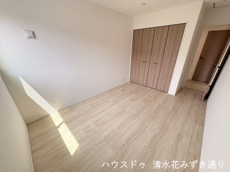 2F6.5帖洋室・・・標準的な広さで、寝室や子ども部屋、客間としても無理なく使えて、コンパクトで使いやすいです!寝室、客間、書斎、趣味のスペースなど、生活スタイルに合わせて柔軟に利用可能!