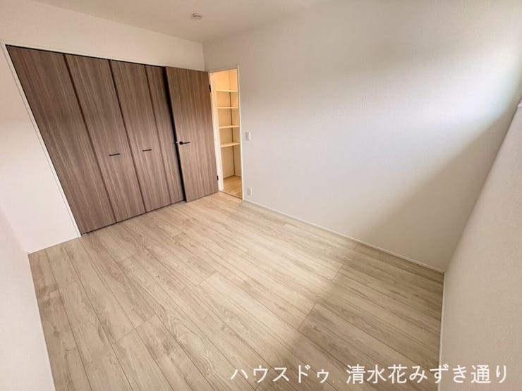 2F6帖洋室・・・日中たっぷりの陽光が差し込む明るい空間。自然光の中で過ごせるため、子ども部屋や書斎としても快適です。照明に頼りすぎず、気持ちよく過ごせる日当たりの良さが魅力!