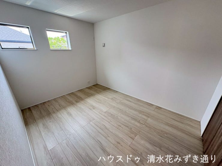 2F6帖洋室・・・「白」の内装で統一されているので、明るさと清潔感が生まれ、品が良く、知的で洗練された空間がつくり出せます◎空間が広く感じられ、すっきりとしたイメージに♪