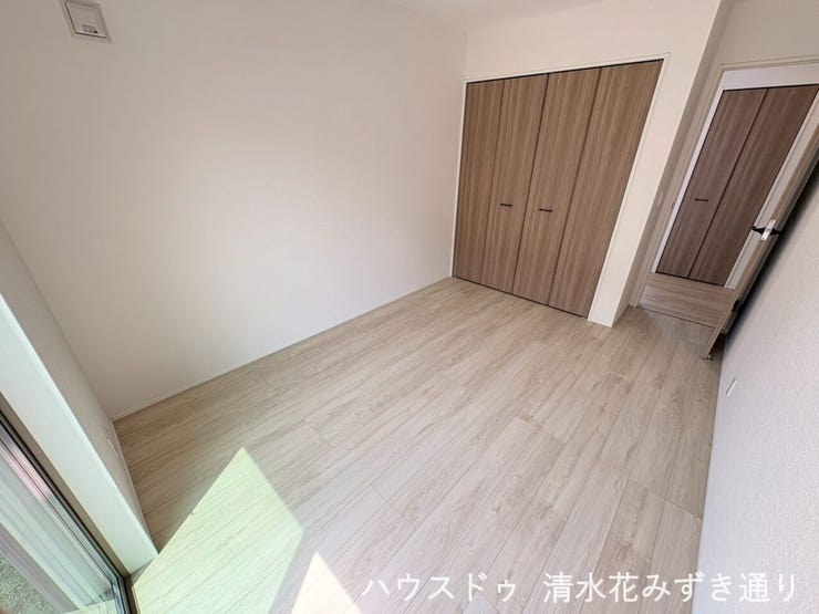 1F6帖洋室・・・日中明るく心地よい空間。子ども部屋や書斎、テレワークルームとして使いやすく、自然光の中で学習や作業がはかどります!成長や暮らしの変化に合わせて柔軟に使える一室。