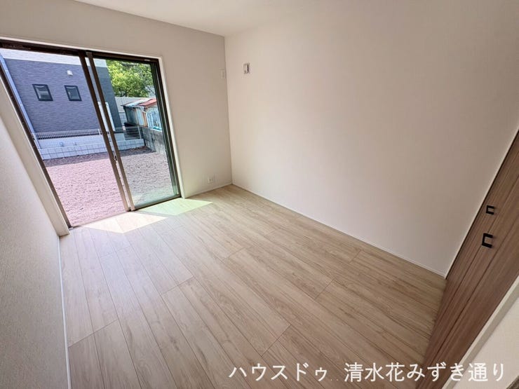 1F6帖洋室・・・6.0帖の洋室は、程よい広さで使い勝手の良い空間!子ども部屋としてはもちろん、書斎や趣味の部屋としても活用でき、ライフスタイルに合わせて柔軟に使えます◎