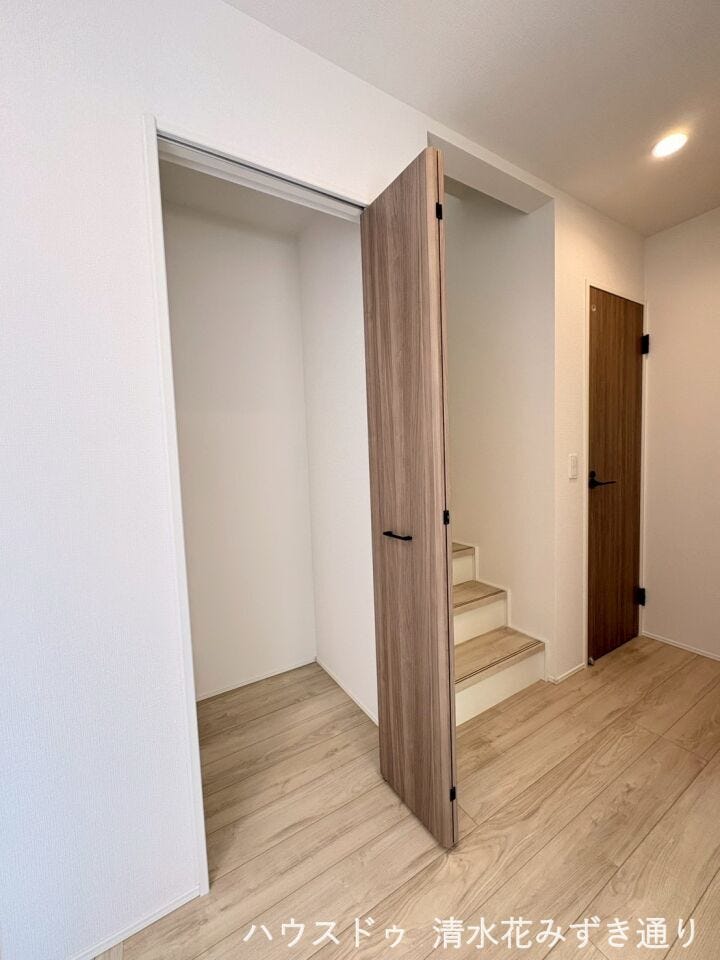 玄関入ってすぐの物入れには、外出時に必要な荷物を収納しておくとお出かけ前にさっと取り出すことができて、便利ですね◎
