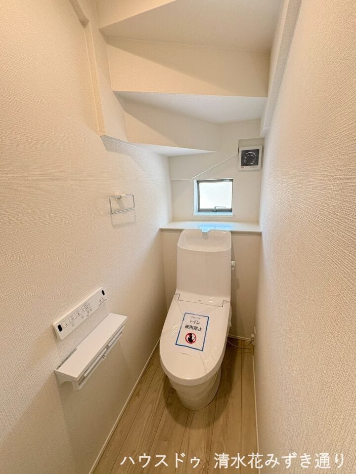 1Fトイレ・・・玄関を入ってすぐにトイレがあると、帰宅後すぐに利用できる便利さが魅力♪外出先から戻った際や来客時にも案内しやすく、生活動線がスムーズに!日常の快適さをさりげなく高めてくれるポイント◎