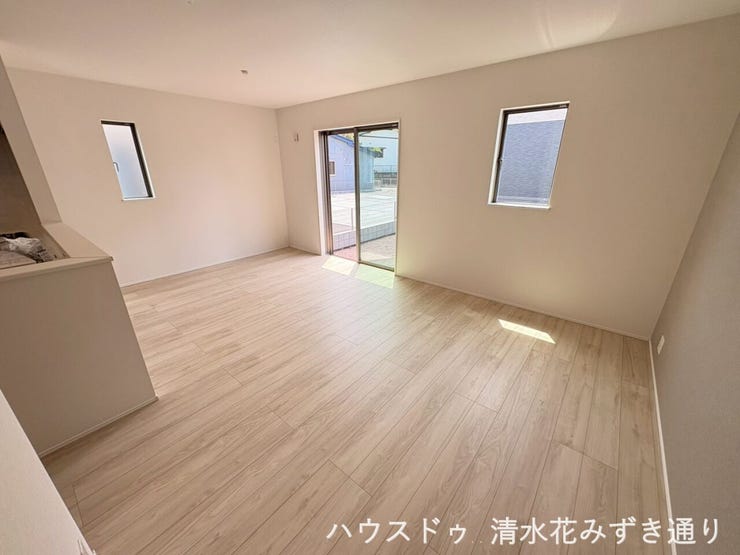 1F16.2帖LDK・・・南面採光の16帖リビングは、日中たっぷりの陽光が差し込む心地よい空間!家具の配置も自由で、勉強スペースや遊び場をつくることも可能◎