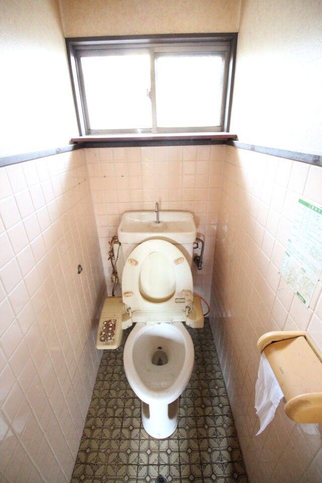 窓から明るい光が差し込む、圧迫感のないスッキリとしたトイレです。