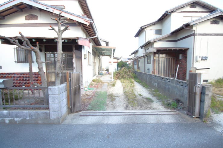奥行きのある通路は、自転車やバイクの置き場所としても重宝します。