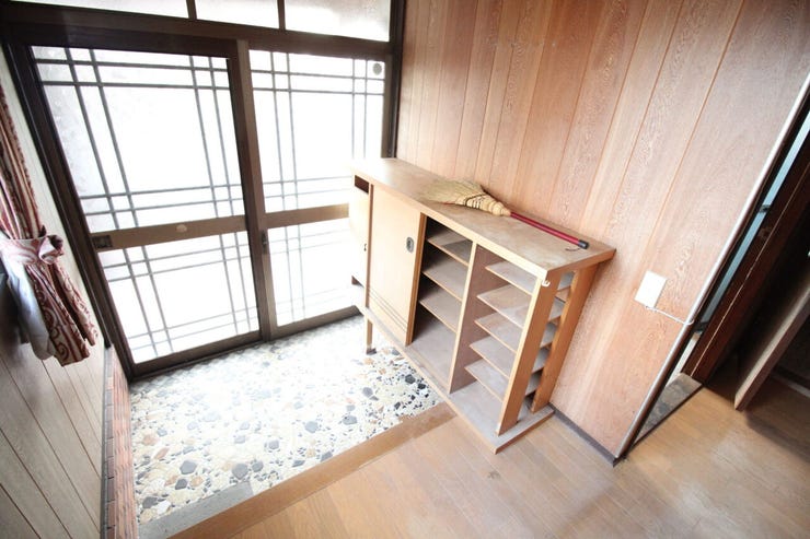 ぬくもり溢れる木の質感が心地よい、落ち着いた雰囲気の玄関です。