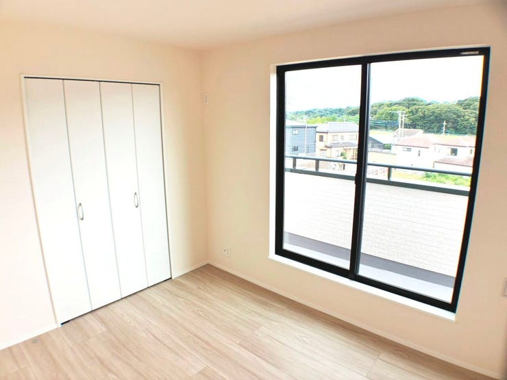 ◎洋室:C号棟(6/11撮影)
【全室南向き♪】
全居室南向きでまんべんなく陽射しが差し込み、明るいお部屋に!
※家具はCGになります。