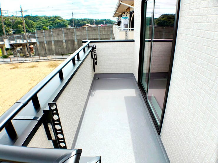 ◎バルコニー:C号棟(6/11撮影)
奥行き、広さも確保したワイドバルコニー!
2部屋からバルコニーに出られるので、お布団を干したり、しまったりする時にも便利です!