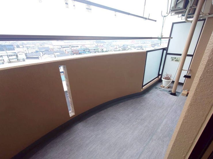 ■南面のバルコニーは日当り良好♪洗濯物もしっかり乾き、布団もフカフカになります(^^)気持ちよく眠りにつけますね!