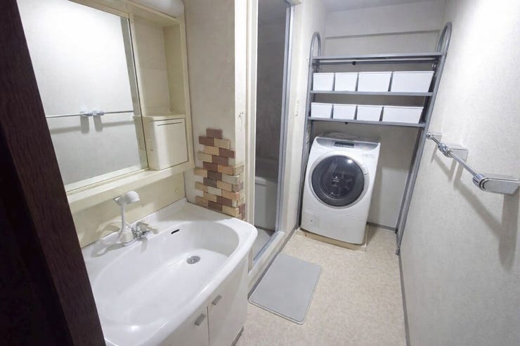 ■キッチン横に洗面所・浴室などの水周りがありますので、お料理の合間にササッと洗濯機を回したり、浴室から呼ばれてもすぐに様子を見に行く事ができます!
※画像はAI加工により荷物等を消去しています。