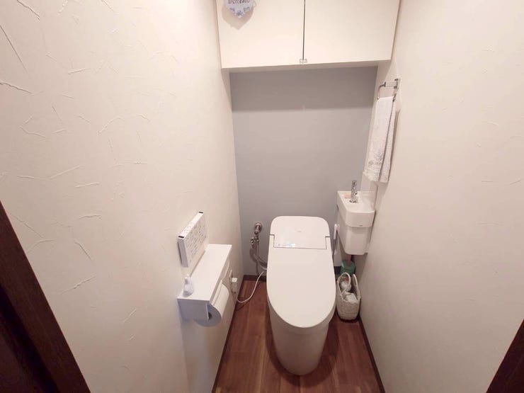 ■上部に棚の付いたトイレで、トイレットペーパーなど置いておけますので便利です!