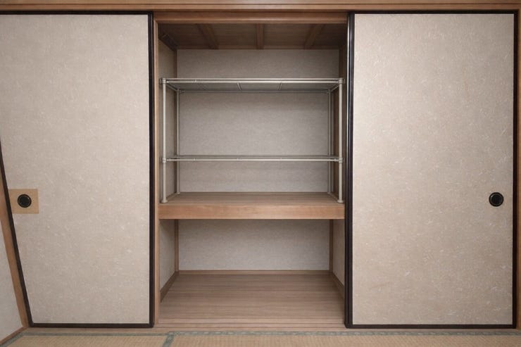 ■和室には押入が完備されています!衣類だけでなく、季節物など、しっかり保管でき、スッキリとした住空間に・・・◎
※画像はAI加工により荷物等を消去しています。