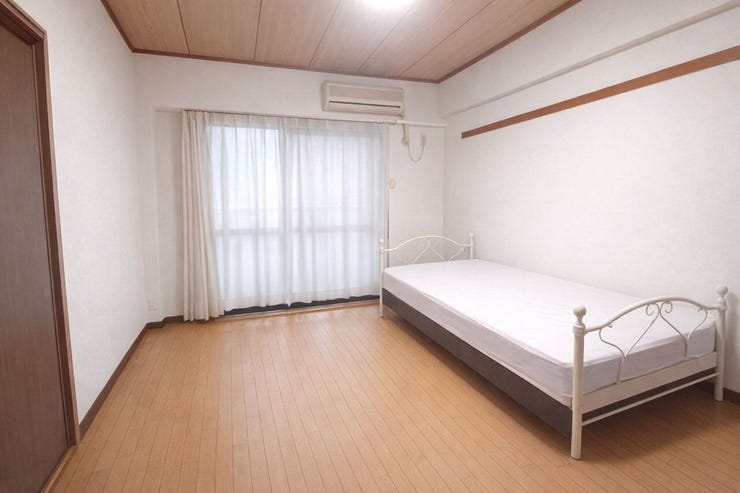 ■6帖洋室 間仕切りを閉めてLDKと分けて個室としても、開け放してリビングの一部として使うのも良いですね!
※画像はAI加工により荷物等を消去しています。