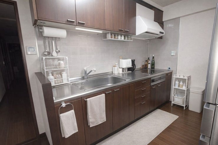 ■使いやすいシステムキッチンでお料理が更に楽しくなります♪休日にはご家族でお料理・・いいですね♪
※画像はAI加工により荷物等を消去しています。