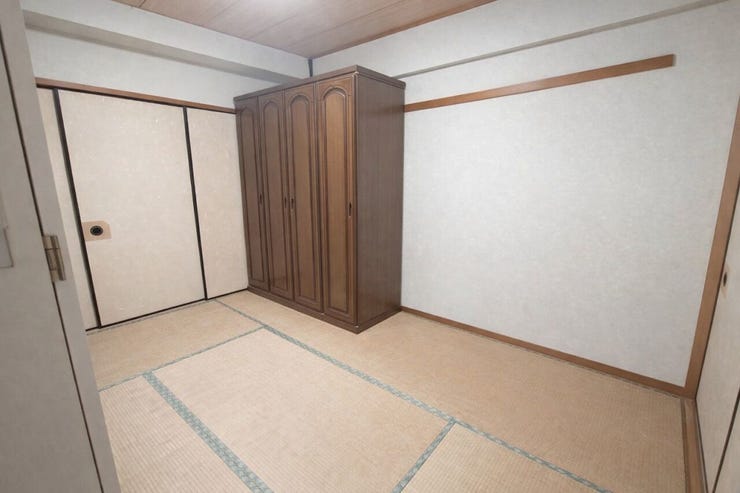 ■6帖和室 客間としても家族のくつろぎの部屋としても、使い方いろいろです!フローリングの良さとはまた違う良さが畳にはありますね◎
※画像はAI加工により荷物等を消去しています。