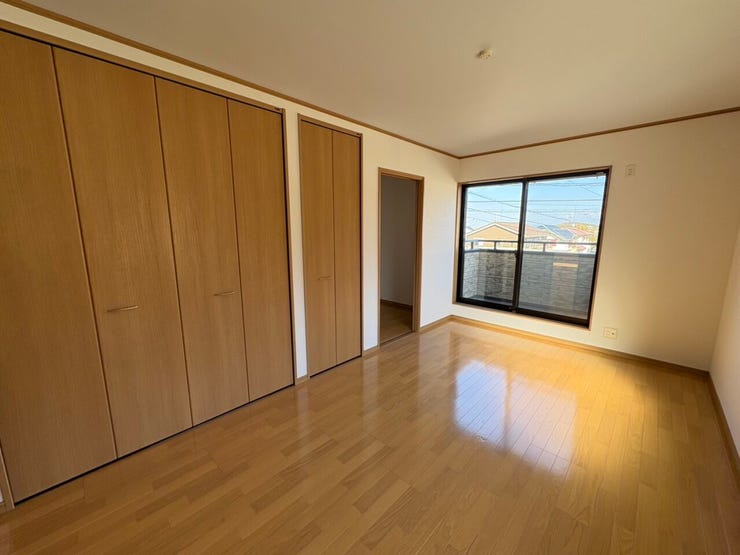 壁に広がる大型の収納スペースがあり、衣類や季節物もたっぷり収納できるため、お部屋を常に広く使えます
納戸付