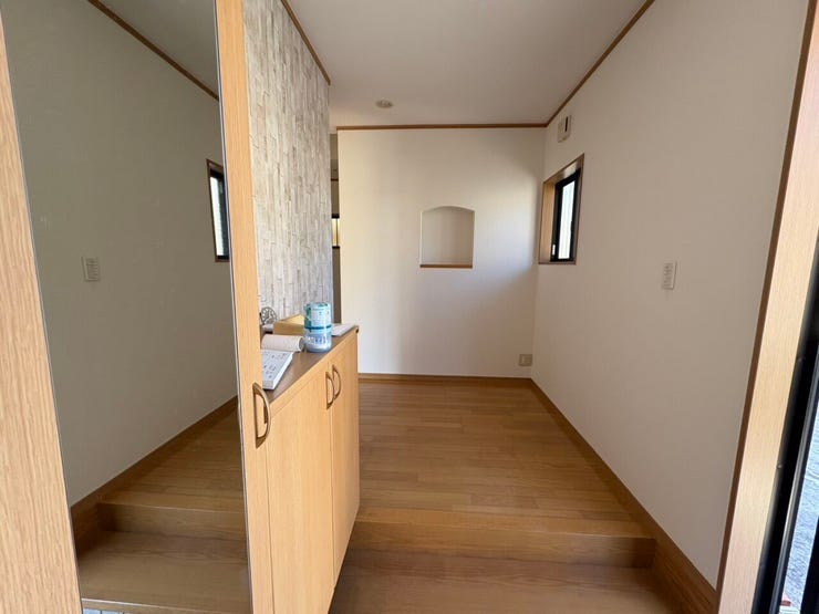 玄関に大型の鏡があることで、外出前の身だしなみチェックができるだけでなく、視覚的な奥行きが生まれ、玄関をより広く感じさせてくれます