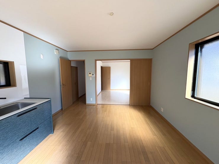 床やドアにナチュラルな木目素材を使用しており、どんな家具とも合わせやすい温かみのあるインテリアに仕上がっています。