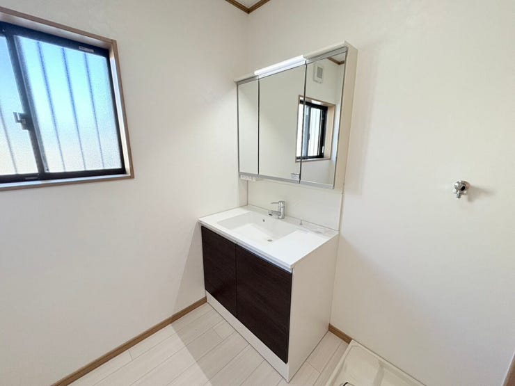 三面鏡付きの洗面化粧台
鏡の裏に小物を収納できるため、散らかりがちな洗面周りをスッキリと保てます。鏡の面積が広く、身支度もしやすい設計です