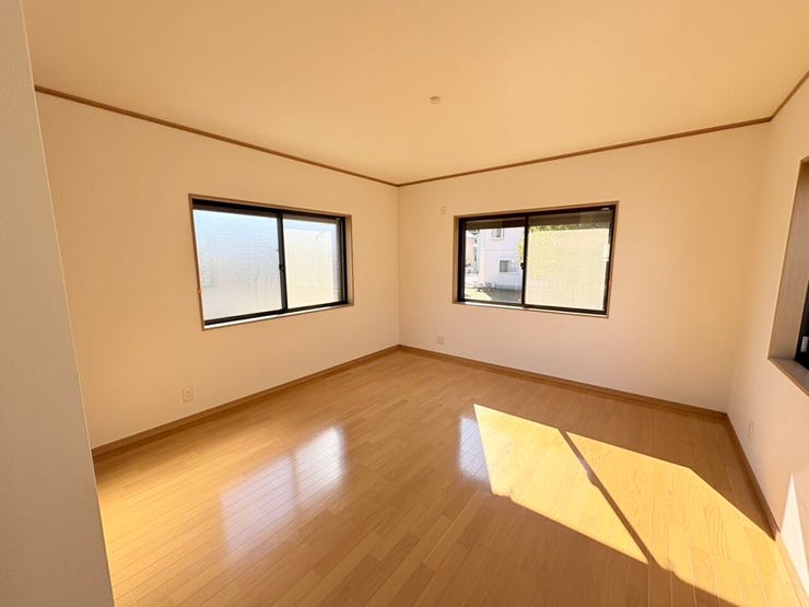 3方向に窓がある開放的な洋室
どの時間帯でも自然光が入りやすく、通風性能を誇ります。