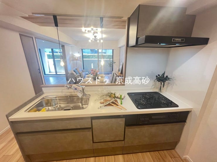 人気の対面式キッチンです!お子様から目を離さずにお料理ができることが最大の利点。お料理中も家族とのコミュニケーションは大切にしたいものですよね♪