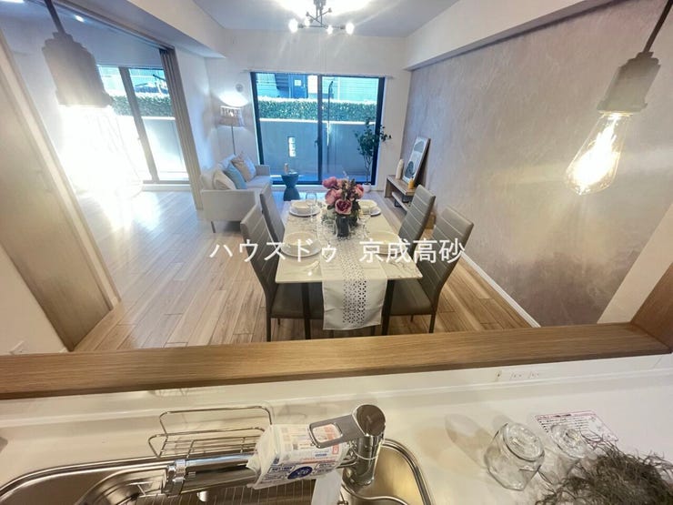 女性に人気の対面キッチン。お料理しながらご家族とのコミュニケーションが取れるのは対面だから出来ること。小さいお子様を見守りながらの家事は安心ですよね!