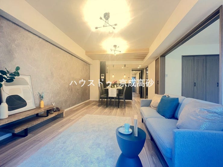 【リビング】
広々としたLDKは、家具のレイアウトも自由自在なので、ご家族の理想のスペースが作り上げられます。素敵なインテリアに囲まれた、自分好みの空間を