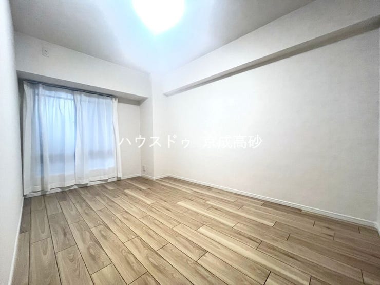 家族一人ひとりの大切なプライベート空間。趣味に合わせて使って頂けるようシンプルに仕上げてあります。暮らし心地を大きく左右する収納をしっかり確保した使い勝手のいいお部屋です。