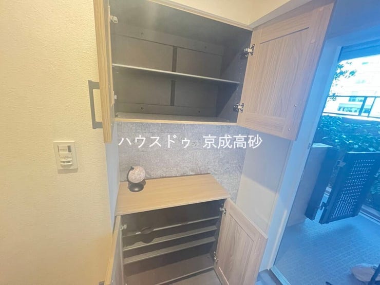 物入が玄関にあり、靴以外の収納も沢山できます。いつでも玄関をスッキリと片付けられ、身支度を簡単に済ませるにも最適です