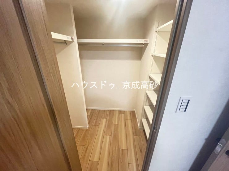 人気のウォークインクローゼットが備え付けられております♪収納が広々としているとインテリアや家具のレイアウトにもこだわることができますね。全居室収納付きで機能性にも優れた住宅です☆