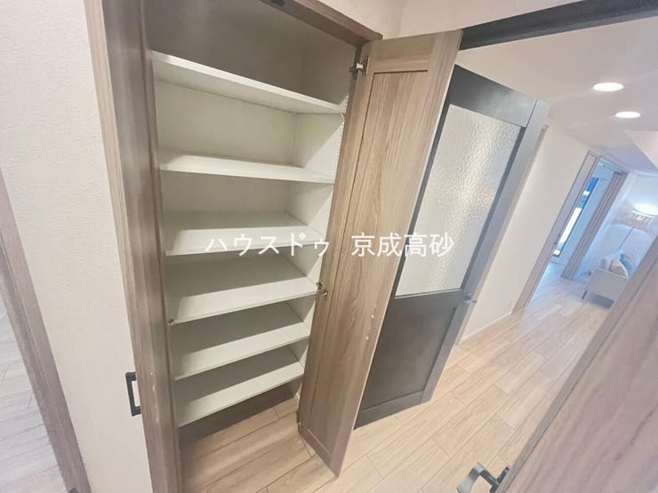 適材適所の収納付きです。