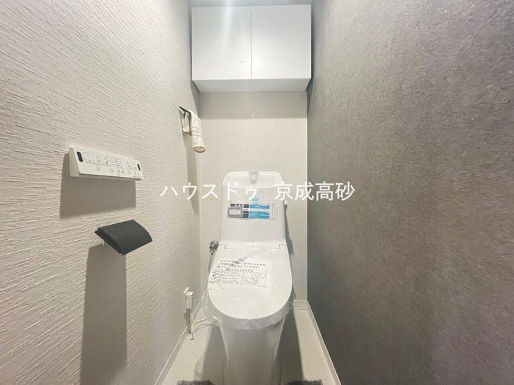 白を基調とした、シンプルながらも落ち着くデザイン。洗浄付き温水便座で機能性も兼ね備えています♪毎日に欠かせないお手洗いだからこそ、ほっと落ち着く空間としての機能を重視しています。