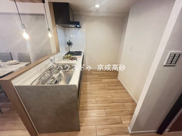 キッチンスペースは明るい空間に!細部にまで施された上質なアイテムが快適な日常生活を叶えてくれます。お料理もしやすく、お子様の様子を見ながら家事も出来ます!