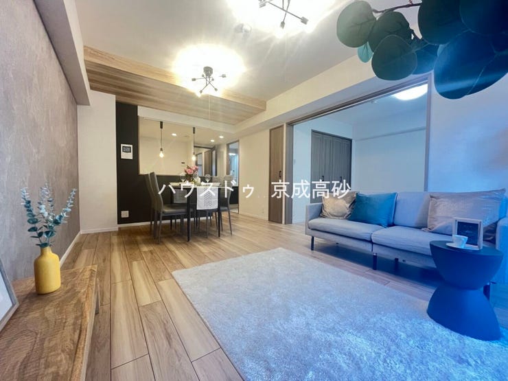 開放感とデザインの共存、我が家の室内を華やかに演出してくれる見事な空間です。時には家族の笑い声がこだまし、時にはゆったりと落ち着く時が流れ、どんな時間も包み込んでくれるような安心感があります。