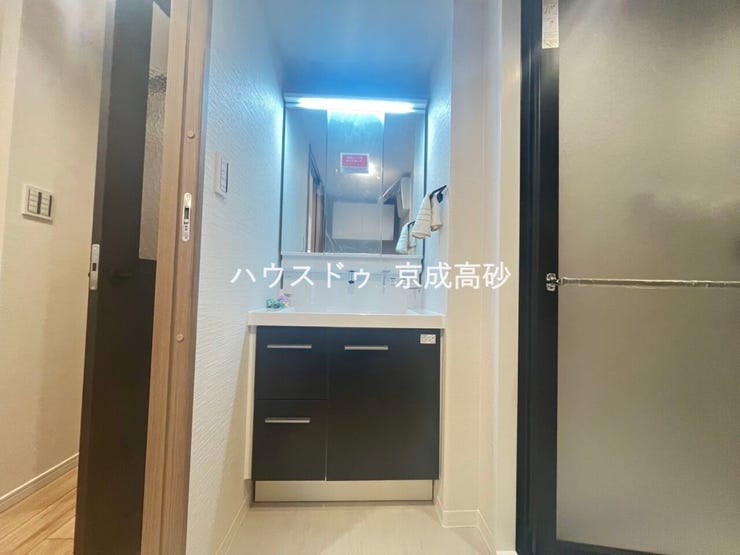 十分な大きさの洗面台は収納もさる事ながら、身だしなみチェックや歯磨きなど、朝の慌ただしい時間でもゆとりあるスペースで余裕を感じていただけます。