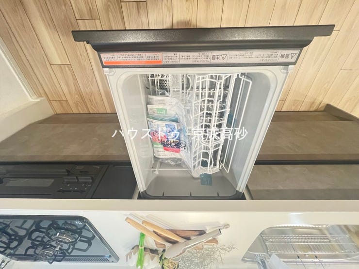 家事の時短に効果大の食洗器付き。高温でパワフルに洗い、温風乾燥します。手洗いよりも節水・節約が可能です。一度使うと手放せないですよ!