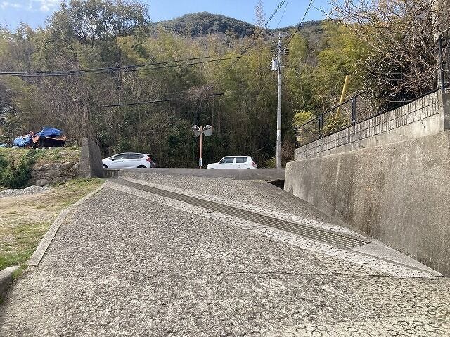 前面道路含む現地(西向き)