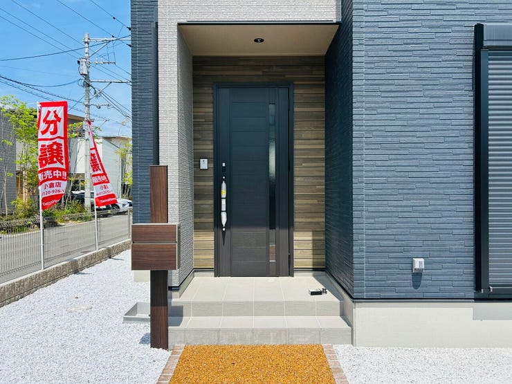 ◇外観から見た玄関☆