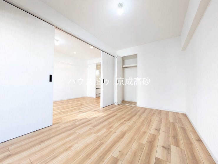 大きな窓からは快適な光を取り入れ、通気性能を上げる事で居心地の良い空間を演出してくれます。