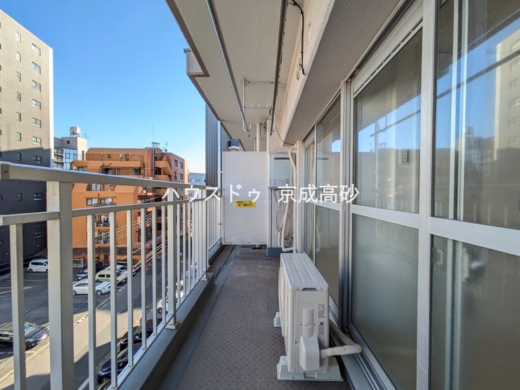 暖かい陽ざしが差込むバルコニー。晴れた日には洗濯物が良く乾きます。風通しも良好です。