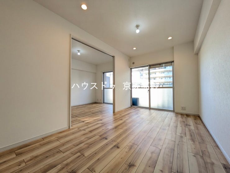 家具を置いても十分なスペースのある広々リビングでゆったりお過ごしください。