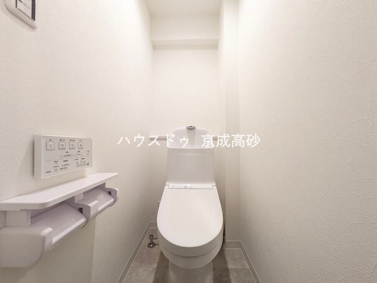 トイレは快適な温水洗浄便座付です。手洗い一体型のトイレ設備はスペースの節約ができ、ゆったりとした空間が確保できます。節水も期待できますね。