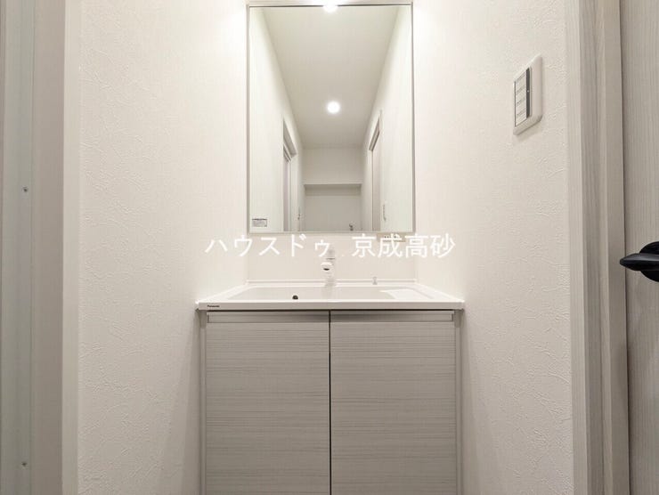 朝の身支度に便利なシャンプードレッサーはとっても便利です!シンク下の収納でアメニティ類のストックもバッチリ!