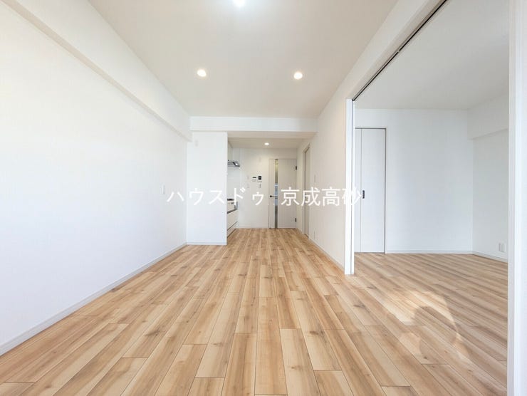 【外観】
明るく開放的な空間が広がるリビングダイニング。室内には豊かな陽光が注ぎ込み、爽やかな住空間を演出。ホームパーティーでもゲストと一緒に料理を楽しみながら楽しい時間を過ごせそうですね。