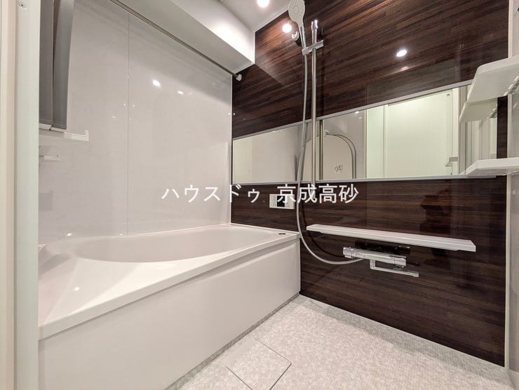 広い浴槽で足を伸ばせば1日の疲れも癒されます。落ち着いた雰囲気で、毎日のバスタイムが楽しみになりそうです。