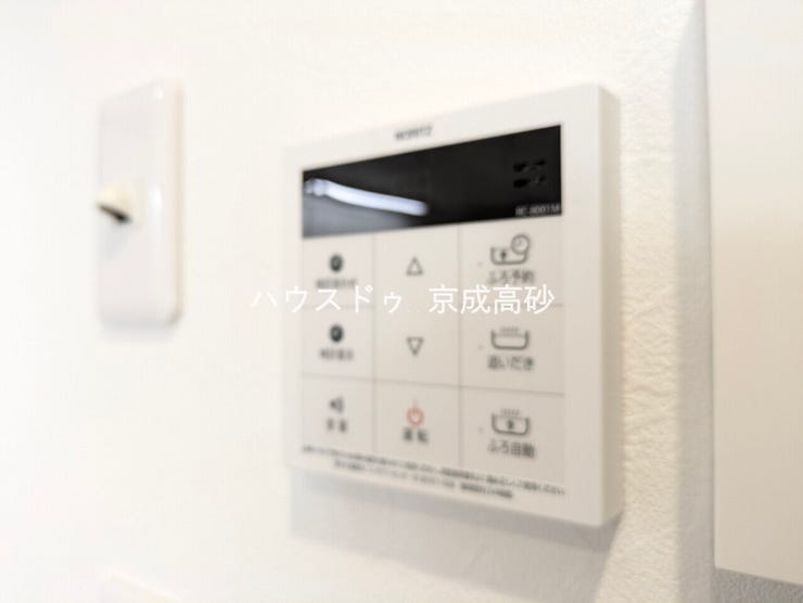 キッチンの壁にはユニットバスのコントローラーが設置されています!
お湯張りや追焚き操作もキッチンから操作でき、いつでも温かいお風呂に入ることができます!