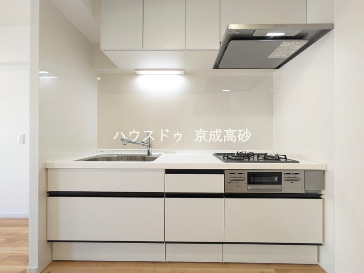 壁付け式で収納スペースを確保でき、作業スペースが広く、複数人でお料理が楽しめますね。