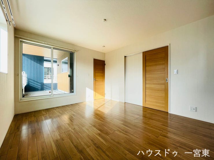 ≪2階8.5帖≫
日当たり良好で、南向きの窓からたっぷり光が差し込みます。明るく風通しも良く、毎日を快適に過ごせる住まいです。