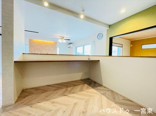 ≪スキップフロア カウンター≫
作業やお子さまの勉強スペースなど多目的に活用でき、空間に程よい広がりとつながりを生み出します。